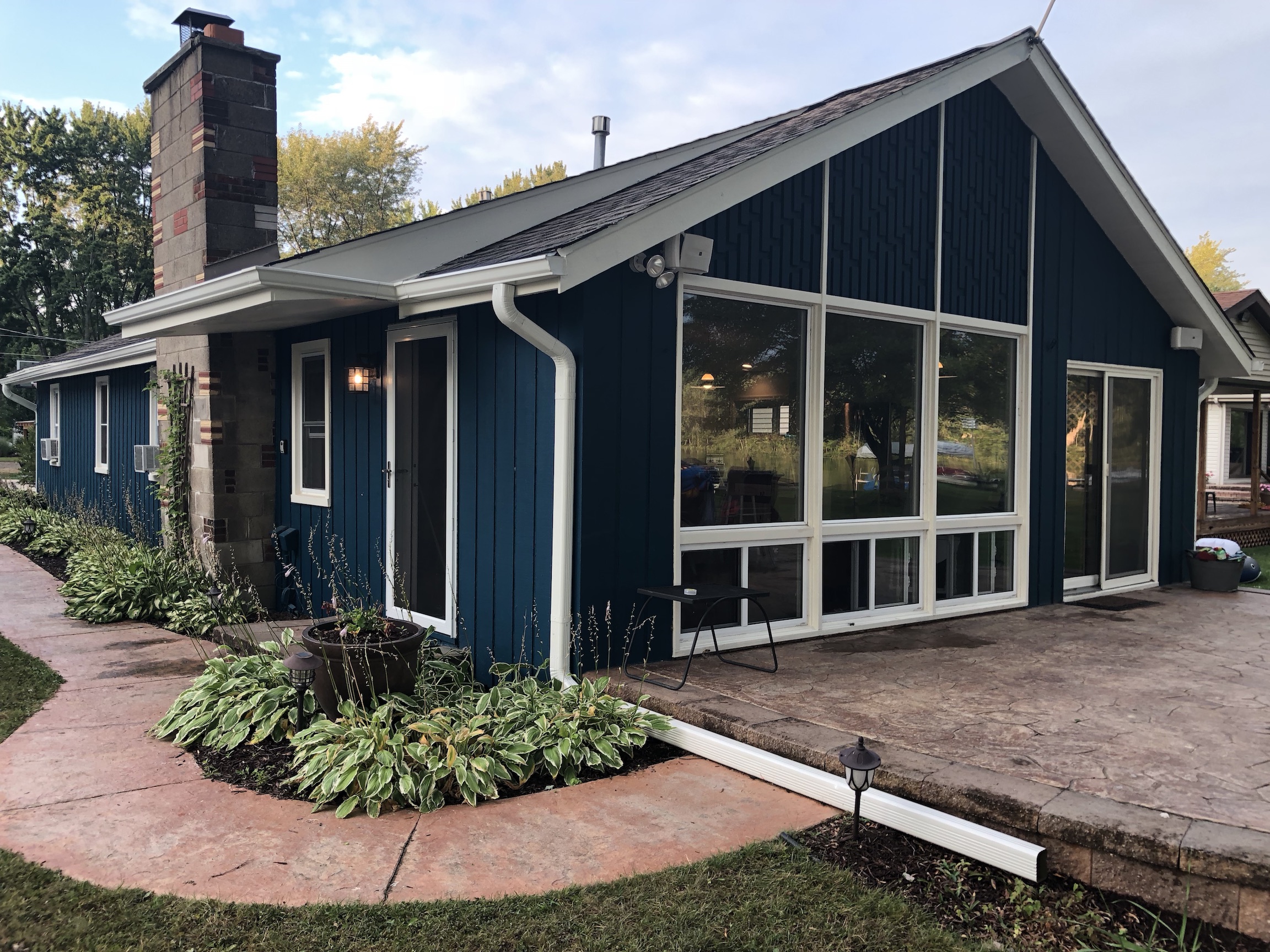 Lake Front Cottage – 0